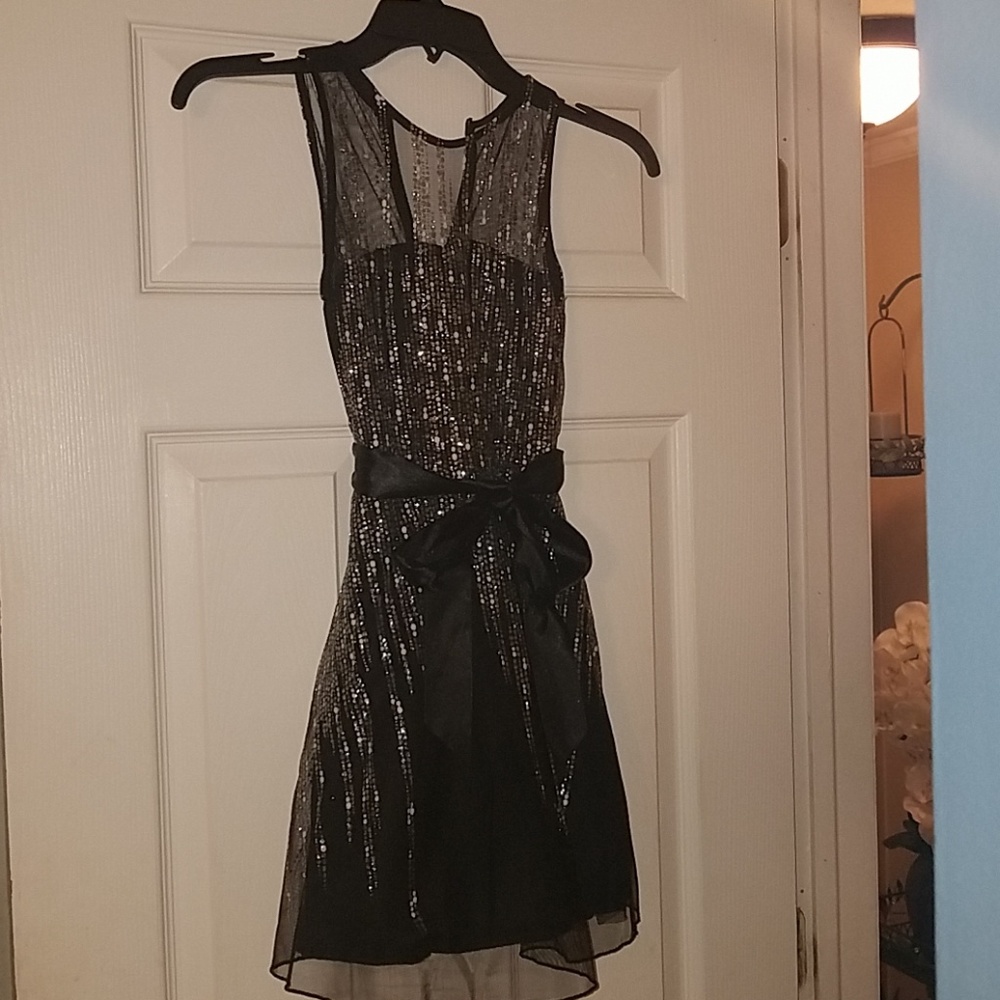 girls holiday dress (like new) so beautiful